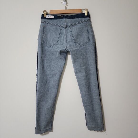 NWT Gap Womens Girlfriend Mid Rise Jeans Distressed Raw Hem Blue Size 25/0 - Picture 7 of 12